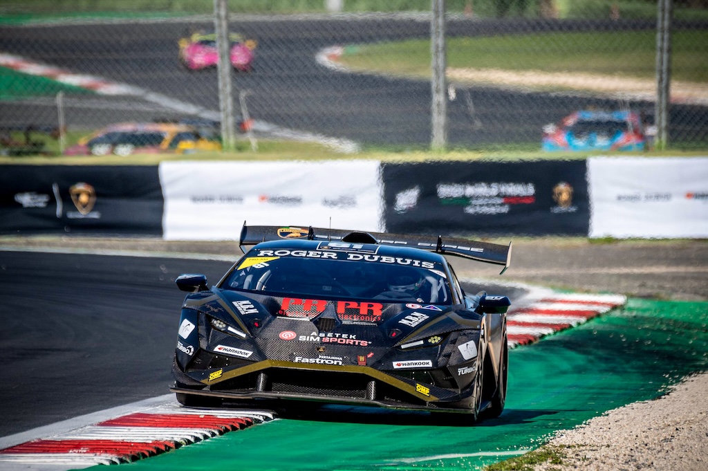 Frederik Schandorff sigter efter sejr i verdensfinalen
(Foto: Lamborghini Super Trofeo)